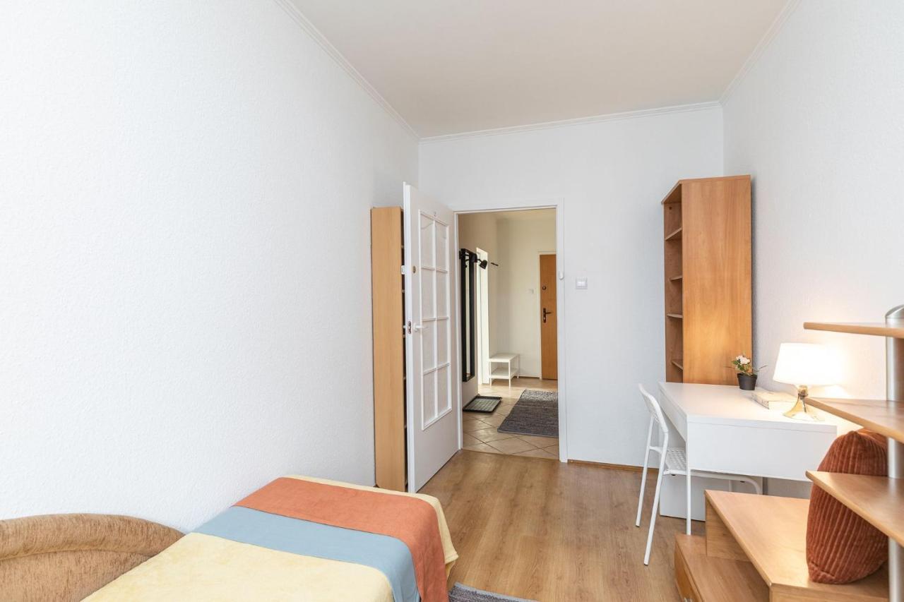Room, Pirenejska 20 Cozy Rooms Varşovia Exterior foto