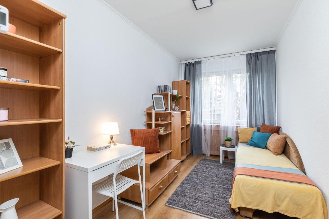 Room, Pirenejska 20 Cozy Rooms Varşovia Exterior foto